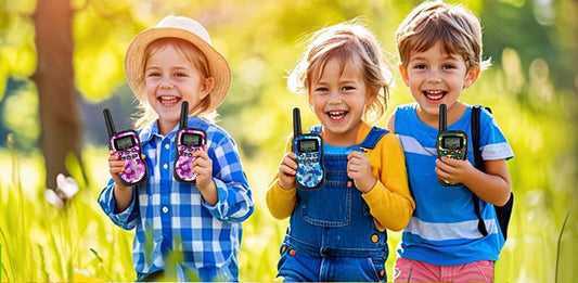 Des enfants au champ tenant chacun un talkie walkie