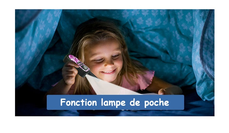 Enfant lit grâce à la lampe de poche intégrée dans talkie walkie.