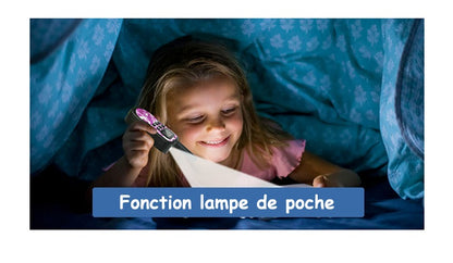 Enfant lit grâce à la lampe de poche intégrée dans talkie walkie.