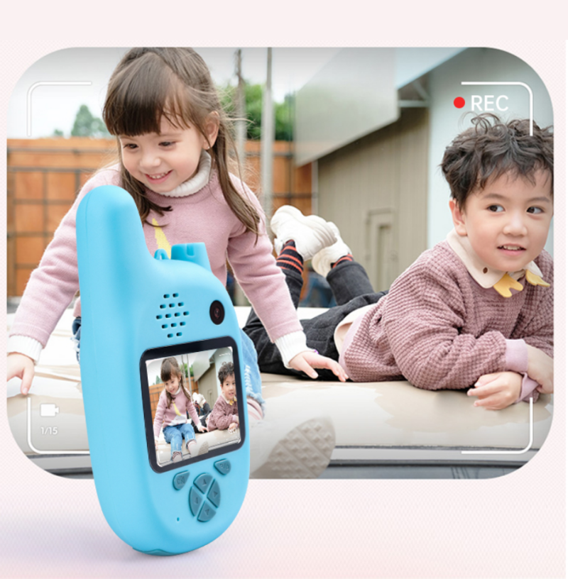 Deux enfants au jardin avec talkie walkie