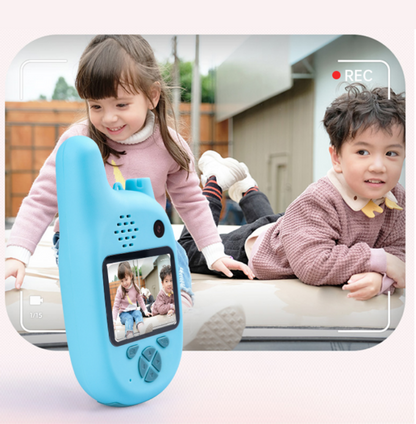 Deux enfants au jardin avec talkie walkie