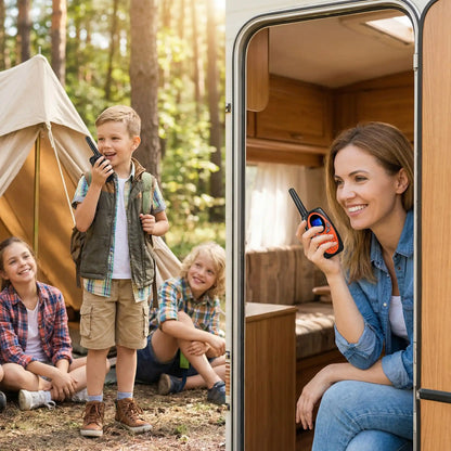 Communication parent-enfant avec talkie walkie en camping.