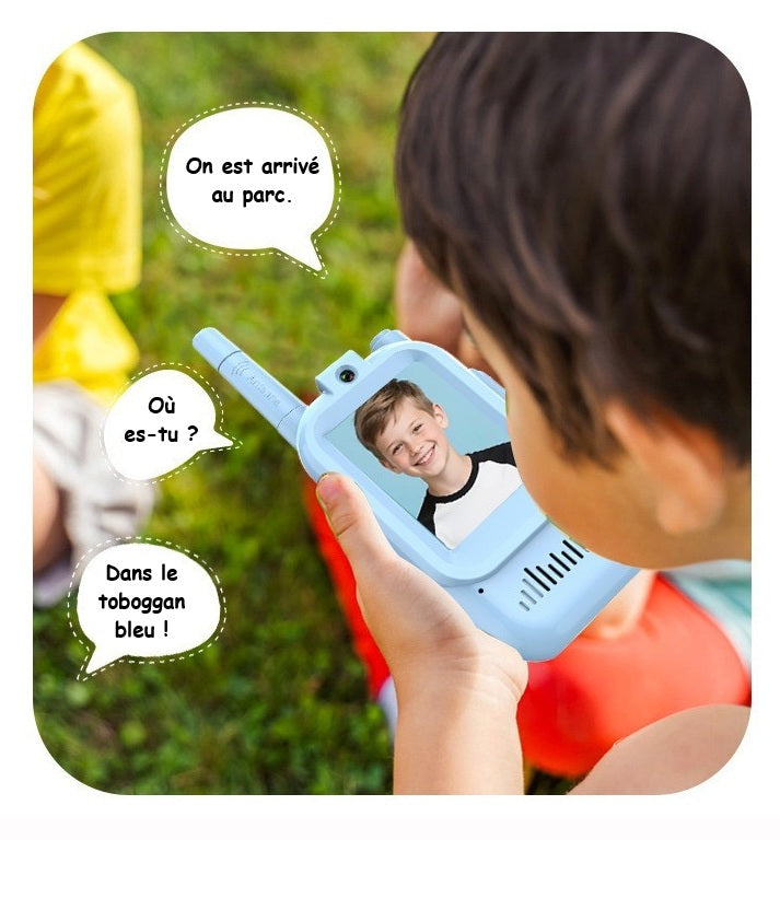 Garçon fait un appel vidéo avec talkie walkie enfant