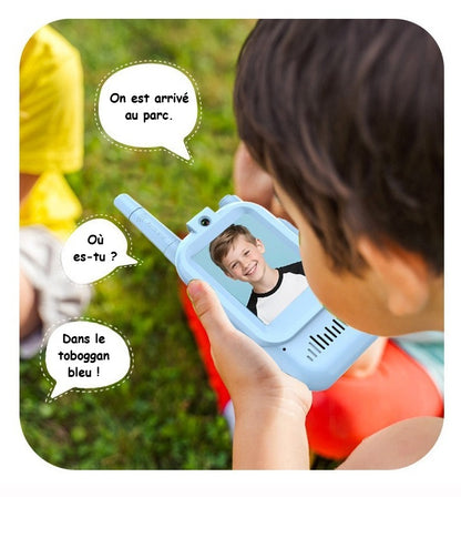 Garçon fait un appel vidéo avec talkie walkie enfant