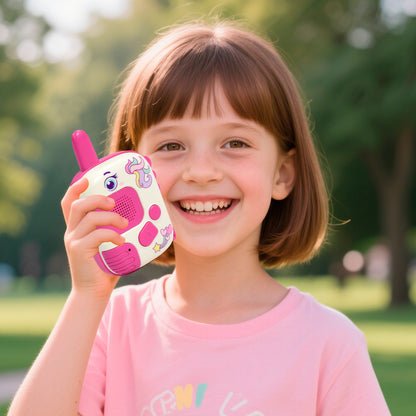 Fillette en conversation au parc avec talkie walkie enfant.