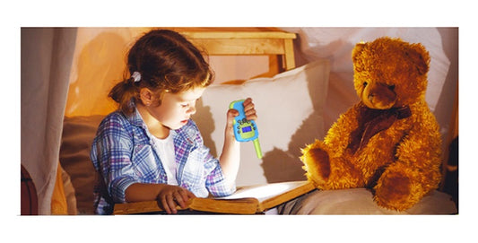 Fillette lit un livre avec éclairage par talkie walkie.