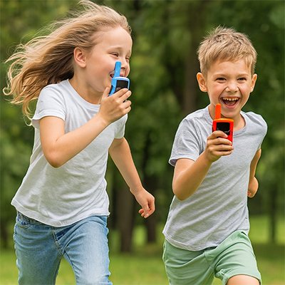 Deux enfants courent au parc avec leurs talkies walkies