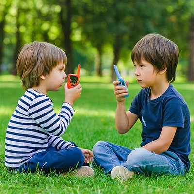 Deux garçons au parc avec ensemble de talkies walkies