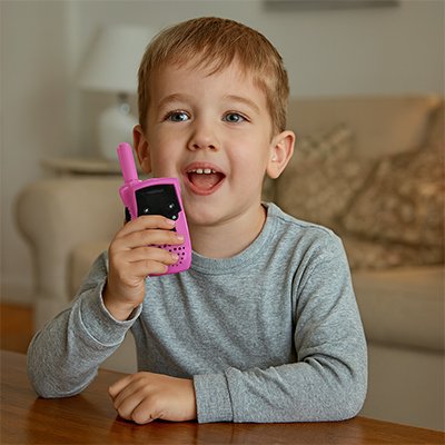 Garçon au salon avec un des deux talkies walkies 