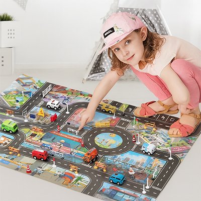 Tapis circuit voiture de ville, prêt à jouer.