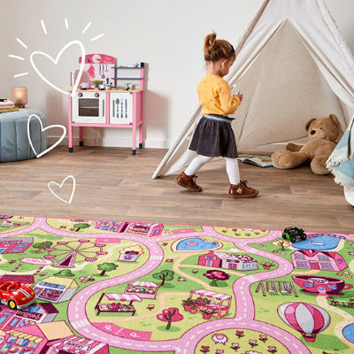 tapis de voiture enfant dans une chambre