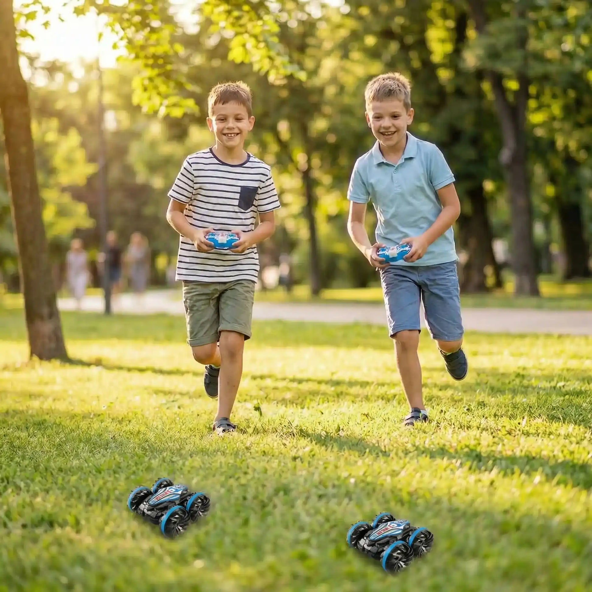Deux garçons font une course avec des voitures amphibies télécommandées.