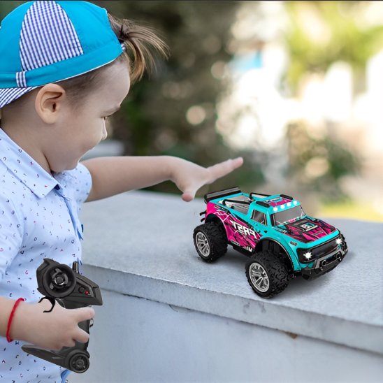 petit garçon avec voiture télécommandée turquoise