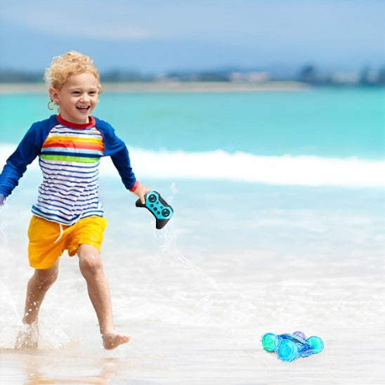 Garçon sur la plage avec voiture télécommandée amphibie