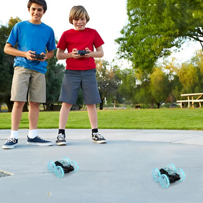 Deux garçons font la course avec des voitures télécommandées amphibies.