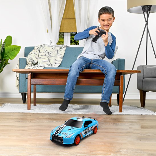 ado avec voiture télécommandée bleue