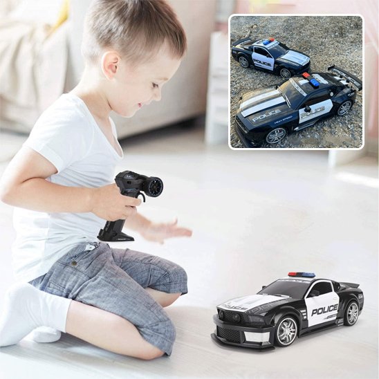 voiture télécommandée de police et garçon qui joue avec