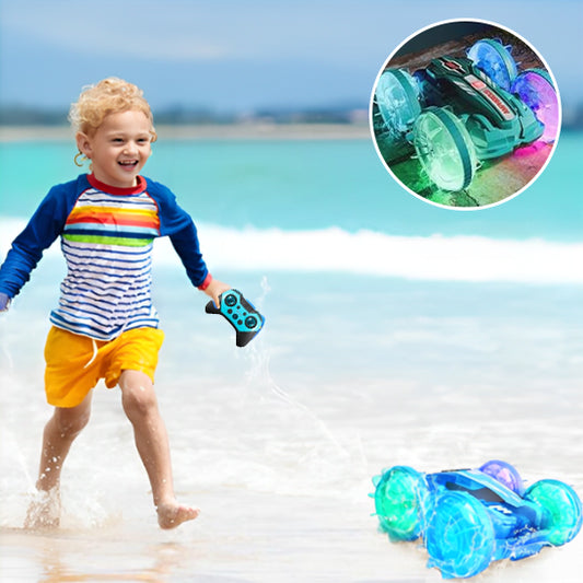 garçon sur la plage avec voiture télécommandée enfant amphibie
