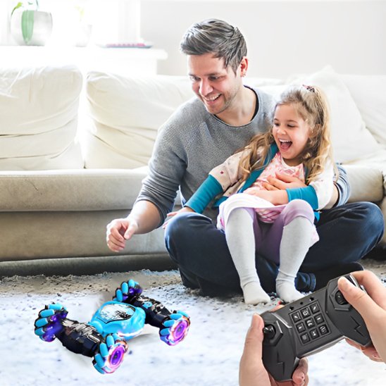 fillette avec son père et voiture télécommandée enfant