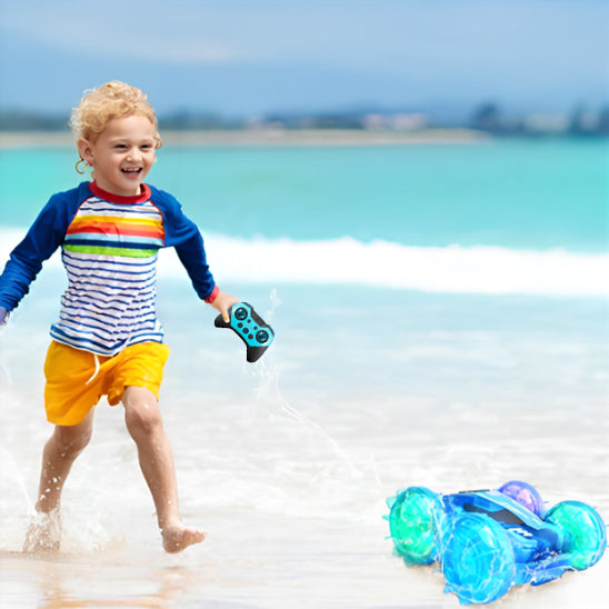 enfant joue avec voiture télécommandée enfant sur la plage