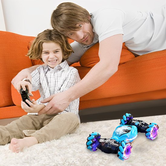 Garçon joue avec voiture télécommandée enfant au salon