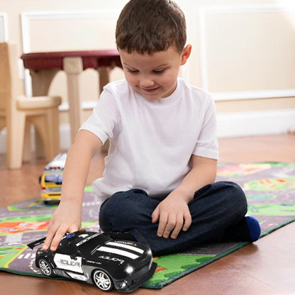 voiture télécommandée et garçon