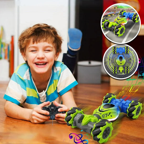 Garçon avec voiture télécommandée extrême