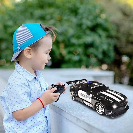 voiture de police télécommandée avec garçon en extérieur