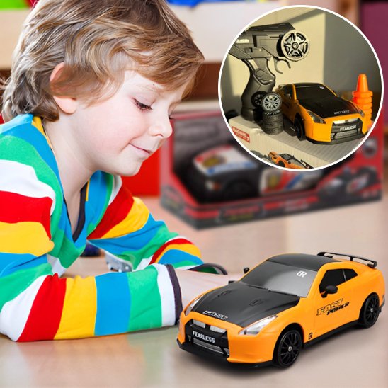 garçon avec voiture télécommandée orange