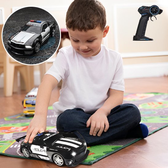 garçon avec voiture télécommandée de police à l'intérieur