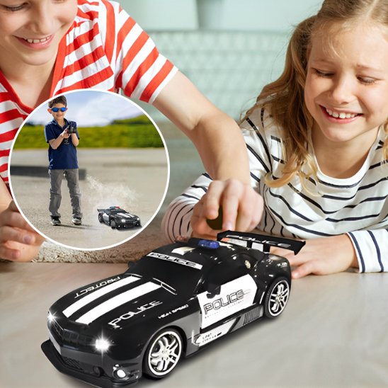 deux enfants jouent avec voiture télécommandée de police
