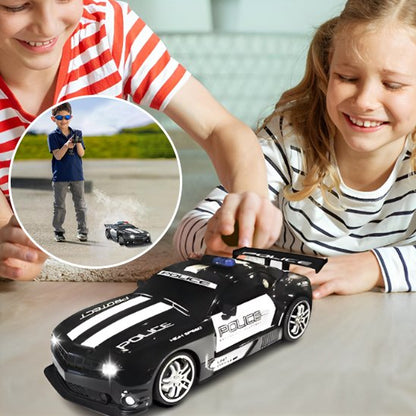 deux enfants jouent avec voiture télécommandée de police