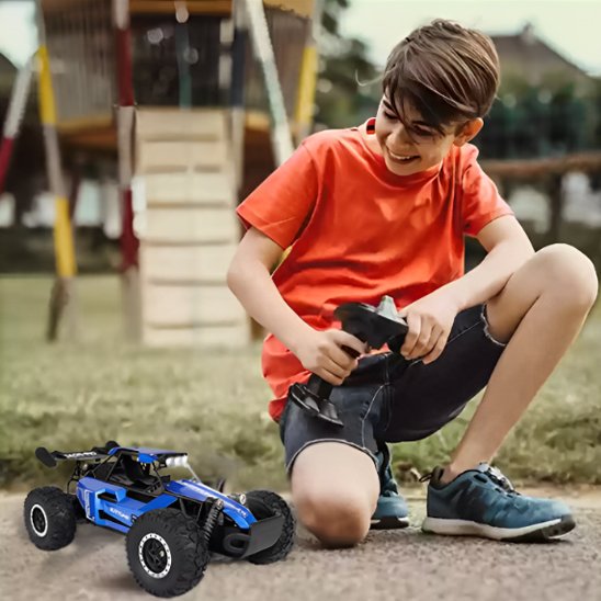 un ado au parc avec voiture télécommandée