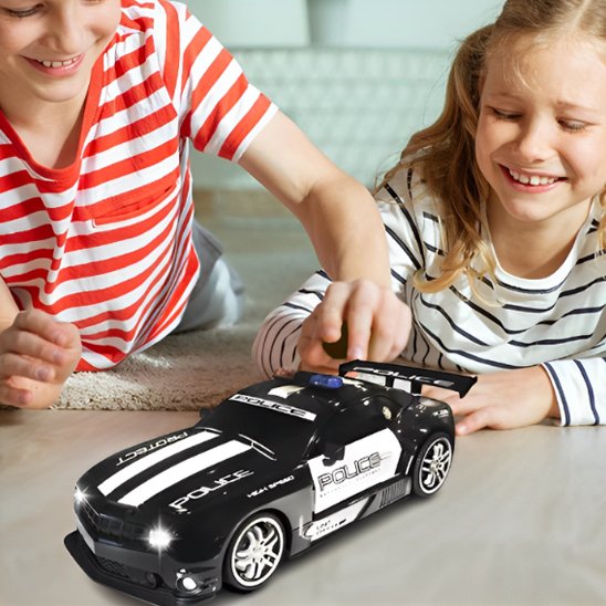 frère et soeur avec voiture télécommandée de police