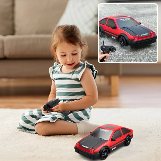 fillette avec voiture télécommandée rouge