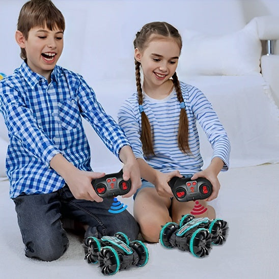  Deux enfants font des cascades avec une voiture télécommandée tout terrain.