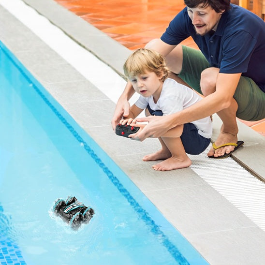 voiture télécommandée tout terrain roule sur l'eau de la piscine