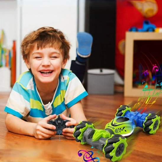 garçon avec voiture tout terrain télécommandée verte